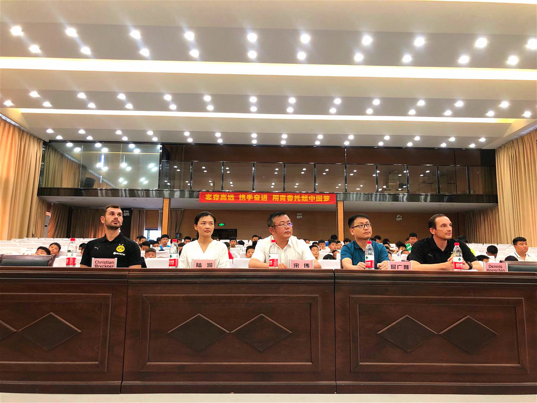 1.jpg 参加开营仪式嘉宾